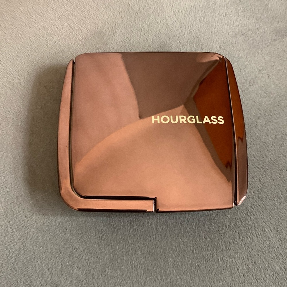 Full Size Hourglass ambient lighting finishing powder